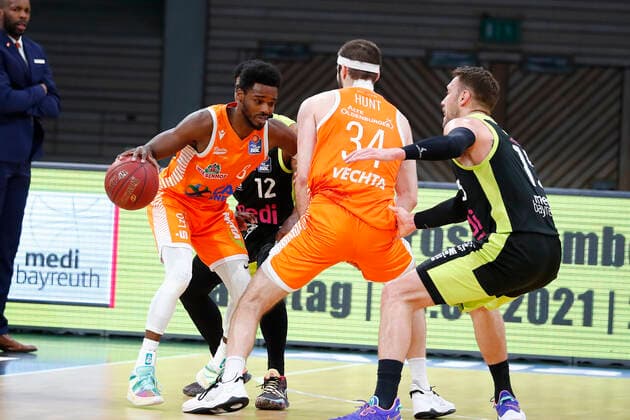 26. Spieltag der easyCredit BBL Basketball Bundesliga am 03.April 2021in der Oberfrankenhalle in Bayreuth Bayern Deutschland Saison 2020-2021 Medi Bayreuth gegen RASTA Vechta Matthew Tiby (Medi Bayreuth 15) rechts Josh Young ( RASTA Vechta 8) links