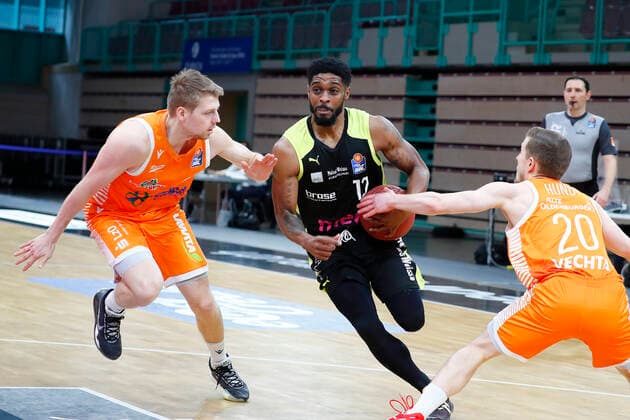 26. Spieltag der easyCredit BBL Basketball Bundesliga am 03.April 2021in der Oberfrankenhalle in Bayreuth Bayern Deutschland Saison 2020-2021 Medi Bayreuth gegen RASTA Vechta Lazeric Jones (Medi Bayreuth 12) rechts Tim Hasbargen ( RASTA Vechta 6) links