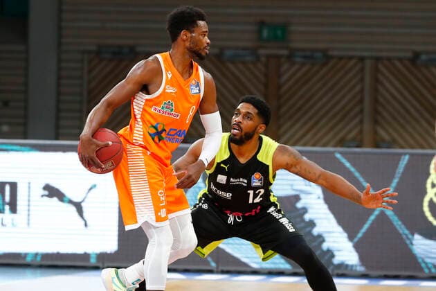 26. Spieltag der easyCredit BBL Basketball Bundesliga am 03.April 2021in der Oberfrankenhalle in Bayreuth Bayern Deutschland Saison 2020-2021 Medi Bayreuth gegen RASTA Vechta Lazeric Jones (Medi Bayreuth 12) rechts Josh Young ( RASTA Vechta 8) links