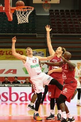 Leon Radosevic (Muenchen) am Korb gegen John Bryant (Giessen) und Brandon Bowman (Giessen, rechts) Jobstairs Giessen 46ers vs FC Bayern Muenchen, Basketball, easyCredit BBL, 03.04.2021 Jobstairs Giessen 46ers vs FC Bayern Muenchen, Basketball, easyCredit BBL, 03.04.2021 Giessen Copyright: xEibner-Pressefotox EP_RWS