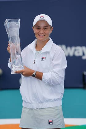Sport Themen der Woche KW13 Sport Bilder des Tages MIAMI GARDENS, FL - APRIL 03: Ashleigh Barty (AUS) holds up the tournament trophy after winning the womenÕs final of the Miami Open on April 3, 2021, at Hard Rock Stadium in Miami Gardens, Florida. (Photo by Michele Eve Sandberg Icon Sportswire) TENNIS: APR 03 Miami Open Icon2104031296