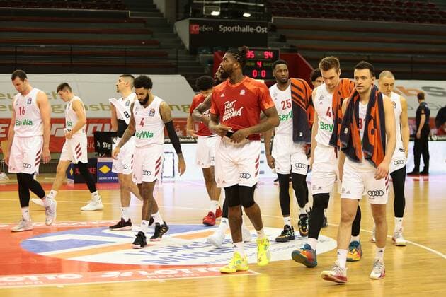 Die Bayern-Spieler verlassen nach der Niederlage in Giessen enttaeuscht das Spielfeld Jobstairs Giessen 46ers vs FC Bayern Muenchen, Basketball, easyCredit BBL, 03.04.2021 Jobstairs Giessen 46ers vs FC Bayern Muenchen, Basketball, easyCredit BBL, 03.04.2021 Giessen Copyright: xEibner-Pressefotox EP_RWS