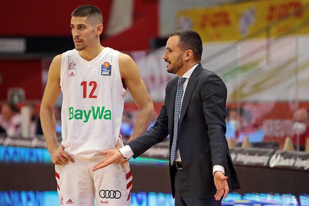 03.04.2021, xovx, Basketball BBL, JobStairs Gießen 46ers - FC Bayern München v.l. Diego Flaccadori (FC Bayern München), Headcoach Andrea Trinchieri (FC Bayern München) enttaeuscht, enttaeuscht schauend, dissapointed emspor Gießen