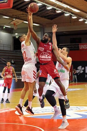 03.04.2021, xovx, Basketball BBL, JobStairs Gießen 46ers - FC Bayern München v.l. Diego Flaccadori (FC Bayern München), Jonathan Stark (Gießen 46ers), Paul Zipser (FC Bayern München) emspor Gießen