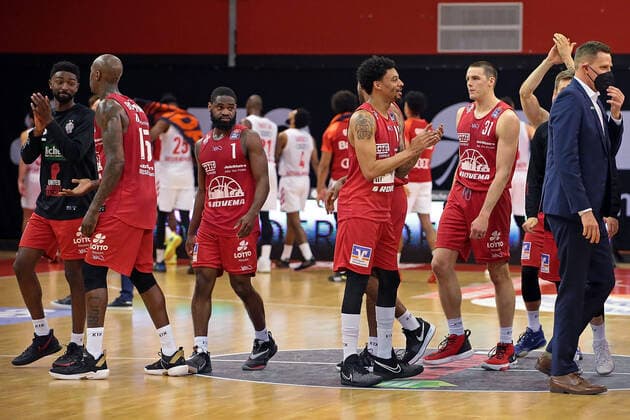 03.04.2021, xovx, Basketball BBL, JobStairs Gießen 46ers - FC Bayern München Die Giessener Spieler bejubeln den Sieg gegen den FC Bayern München emspor Gießen