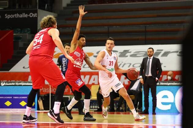 Jan Sisko (Muenchen) im Zweikampf mit Diante Garrett (Giessen) Jobstairs Giessen 46ers vs FC Bayern Muenchen, Basketball, easyCredit BBL, 03.04.2021 Jobstairs Giessen 46ers vs FC Bayern Muenchen, Basketball, easyCredit BBL, 03.04.2021 Giessen Copyright: xEibner-Pressefotox EP_RWS