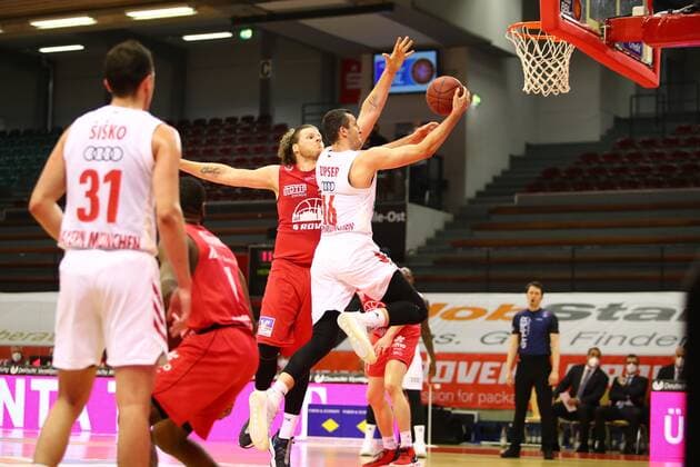 Paul Zipser (Muenchen) zieht zum Korb, John Bryant (Giessen) blockt den Ball Jobstairs Giessen 46ers vs FC Bayern Muenchen, Basketball, easyCredit BBL, 03.04.2021 Jobstairs Giessen 46ers vs FC Bayern Muenchen, Basketball, easyCredit BBL, 03.04.2021 Giessen Copyright: xEibner-Pressefotox EP_RWS