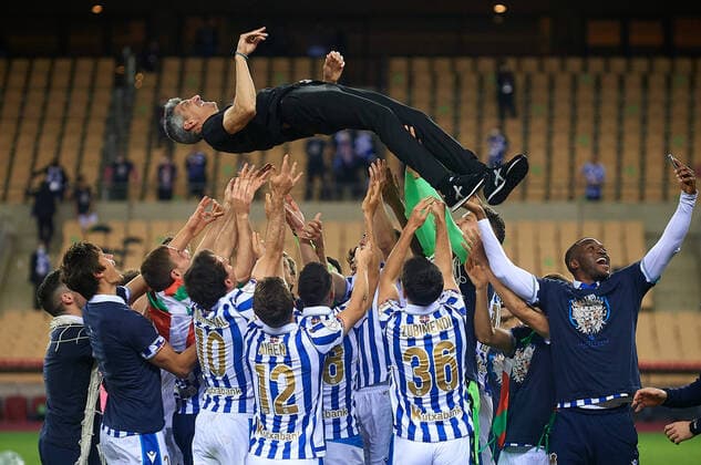Bilder des Jahres 2021, Sport 04 April Sport Themen der Woche KW13 Sport Bilder des Tages (210404) -- SEVILLE, April 4, 2021 -- Players of Real Sociedad celebrate the victory by throwing head coach Imanol Alguacil after the Spanish King s Cup final match between Athletic Club Bilbao and Real Sociedad in Seville, Spain, on April 3, 2021. The game is the rescheduled final of the 2019-2020 competition which was originally postponed due to the coronavirus pandemic. (Photo by Pablo Morano Xinhua) (SP)SPAIN-SEVILLE-SOCCER-SPANISH KING S CUP-ATHLETIC CLUB BILBAO VS REAL SOCIEDAD MengxDingbo 