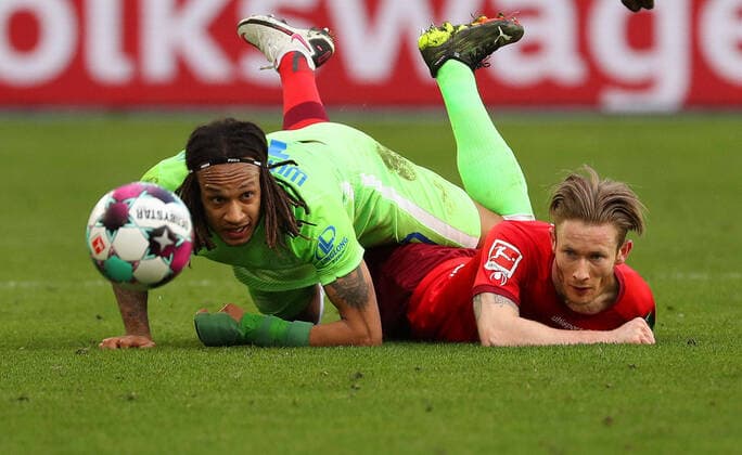 Bilder des Jahres 2021, Sport 04 April Sport Themen der Woche KW13 Sport Bilder des Tages VfL vs. Köln, 1. BL Wolfsburg, 03.04.2021, FUßBALL - VfL Wolfsburg vs. 1. FC Köln, 1. BL, Saison 2020 21, Volkswagen Arena. Bild zeigt: Kevin Mbabu (VfL Wolfsburg), Florian Kainz (1.FC Köln) Wolfsburg *** VfL vs Köln, 1 BL Wolfsburg, 03 04 2021, FOOTBALL VfL Wolfsburg vs 1 FC Köln, 1 BL, season 2020 21, Volkswagen Arena picture shows Kevin Mbabu VfL Wolfsburg , Florian Kainz 1 FC Köln Wolfsburg