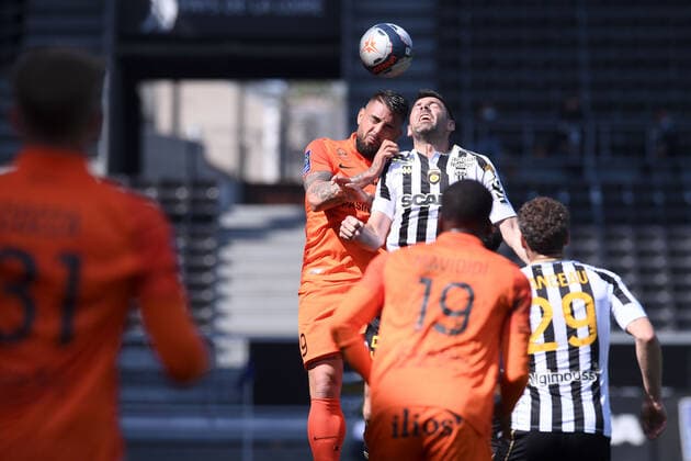 09 ANDY DELORT (MHSC) - 05 THOMAS MANGANI (SCO) FOOTBALL : Angers vs Montpellier - Ligue 1 Uber Eats - 04 04 2021 FEP Panoramic 