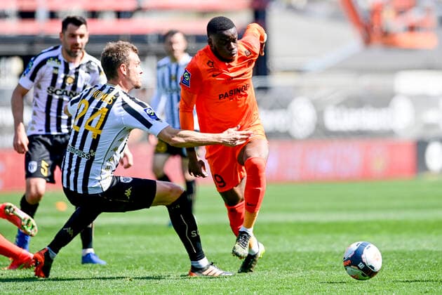 Stephy Mavididi (MHSC) vs Romain Thomas (Angers) FOOTBALL : SCO Angers vs MHSC - Ligue1 Uber Eats - 04 04 2021 JBAutissier Panoramic 