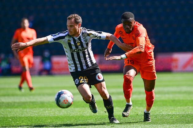 Stephy Mavididi (MHSC) vs Vincent Manceau (Angers) FOOTBALL : SCO Angers vs MHSC - Ligue1 Uber Eats - 04 04 2021 JBAutissier Panoramic 