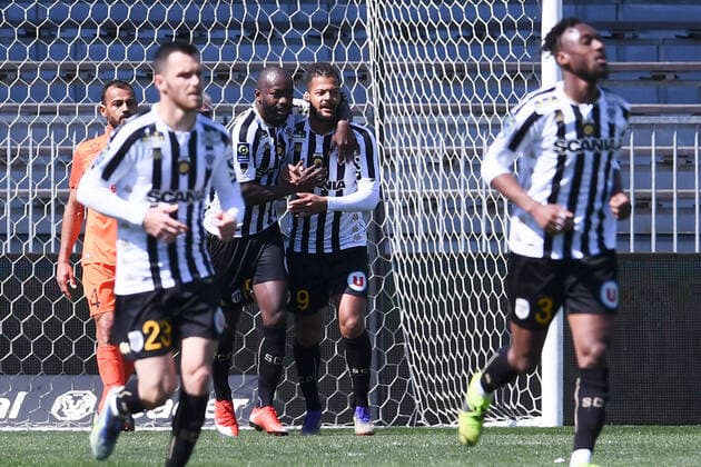 JOIE - FAIR PLAY - 19 STEPHANE BAHOKEN (SCO) - 09 LOIS DIONY (SCO) FOOTBALL : Angers vs Montpellier - Ligue 1 Uber Eats - 04 04 2021 FEP Panoramic 