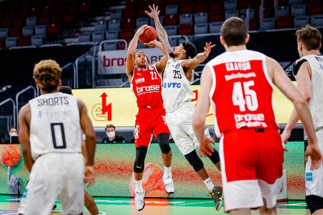links Devon Hall (Brose Bamberg, 22) rechts 25 Terry Allen (Hamburg Towers) Brose Bamberg - Hamburg Towers - easyCredit-BBL - Basketball Bundesliga - Basketball Saison 2020 21 - 26. Spieltag, 04.04.2021 Bamberg, Brose Arena Copyright: DanielxLöb