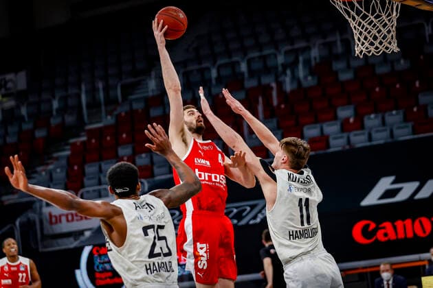 Mitte David Kravish (Brose Bamberg, 45) links 25 Terry Allen (Hamburg Towers) rechts 11 Maik Kotsar (Hamburg Towers) Brose Bamberg - Hamburg Towers - easyCredit-BBL - Basketball Bundesliga - Basketball Saison 2020 21 - 26. Spieltag, 04.04.2021 Bamberg, Brose Arena Copyright: DanielxLöb