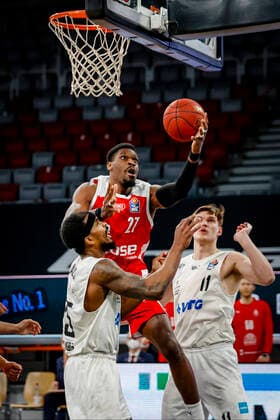 Mitte Shevon Thompson (Brose Bamberg, 27) links 25 Terry Allen (Hamburg Towers) rechts 11 Maik Kotsar (Hamburg Towers) Brose Bamberg - Hamburg Towers - easyCredit-BBL - Basketball Bundesliga - Basketball Saison 2020 21 - 26. Spieltag, 04.04.2021 Bamberg, Brose Arena Copyright: DanielxLöb
