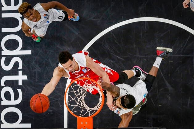 links Dominic Lockhart (Brose Bamberg, 03) rechts 25 Terry Allen (Hamburg Towers) Brose Bamberg - Hamburg Towers - easyCredit-BBL - Basketball Bundesliga - Basketball Saison 2020 21 - 26. Spieltag, 04.04.2021 Bamberg, Brose Arena Copyright: DanielxLöb