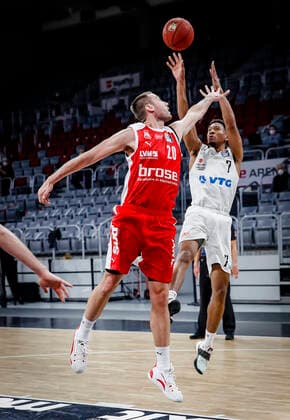 rechts 07 Kameron Taylor (Hamburg Towers) links Chase Fieler (Brose Bamberg, 20) Brose Bamberg - Hamburg Towers - easyCredit-BBL - Basketball Bundesliga - Basketball Saison 2020 21 - 26. Spieltag, 04.04.2021 Bamberg, Brose Arena Copyright: DanielxLöb