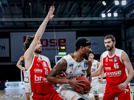 Mitte 25 Terry Allen (Hamburg Towers) rechts David Kravish (Brose Bamberg, 45) links Michele Vitali (Brose Bamberg, 31) Brose Bamberg - Hamburg Towers - easyCredit-BBL - Basketball Bundesliga - Basketball Saison 2020 21 - 26. Spieltag, 04.04.2021 Bamberg, Brose Arena Copyright: DanielxLöb