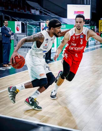 links 25 Terry Allen (Hamburg Towers) rechts Dominic Lockhart (Brose Bamberg, 03) Brose Bamberg - Hamburg Towers - easyCredit-BBL - Basketball Bundesliga - Basketball Saison 2020 21 - 26. Spieltag, 04.04.2021 Bamberg, Brose Arena Copyright: DanielxLöb