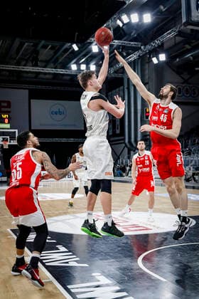 Mitte 11 Maik Kotsar (Hamburg Towers) rechts David Kravish (Brose Bamberg, 45) links Tyler Larson (Brose Bamberg, 55) Brose Bamberg - Hamburg Towers - easyCredit-BBL - Basketball Bundesliga - Basketball Saison 2020 21 - 26. Spieltag, 04.04.2021 Bamberg, Brose Arena Copyright: DanielxLöb