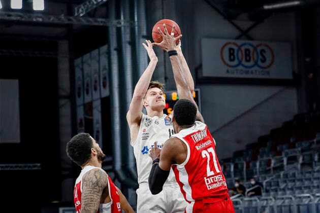 Mitte 11 Maik Kotsar (Hamburg Towers) rechts Shevon Thompson (Brose Bamberg, 27) links Tyler Larson (Brose Bamberg, 55) Brose Bamberg - Hamburg Towers - easyCredit-BBL - Basketball Bundesliga - Basketball Saison 2020 21 - 26. Spieltag, 04.04.2021 Bamberg, Brose Arena Copyright: DanielxLöb