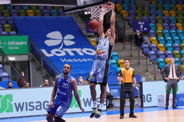 Fraport Skyliners - HAKRO Merlins Crailsheim, easyCredit BBL Dunking von Trae Bell-Haynes (Crailsheim, 2). Basketball-Spiel der easyCredit BBL zwischen den Fraport Skyliners und HAKRO Merlins Crailsheim am 4. April 2021 in der Fraport-Arena in Frankfurt am Main., Frankfurt am Main Hessen Deutschland Fraport-Arena