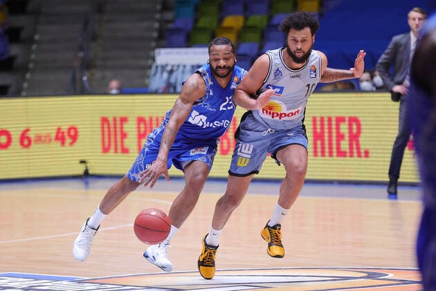 Fraport Skyliners - HAKRO Merlins Crailsheim, easyCredit BBL Quantez Robertson (Fraport Skyliners, 23) gegen Jermaine Haley Jr. (Crailsheim, 10). Basketball-Spiel der easyCredit BBL zwischen den Fraport Skyliners und HAKRO Merlins Crailsheim am 4. April 2021 in der Fraport-Arena in Frankfurt am Main., Frankfurt am Main Hessen Deutschland Fraport-Arena