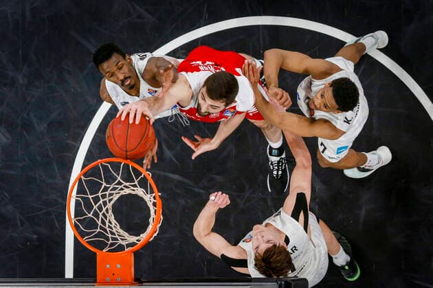 Mitte David Kravish (Brose Bamberg, 45) rechts 07 Kameron Taylor (Hamburg Towers) links 40 Zac Cuthbertson(Hamburg Towers) unten 11 Maik Kotsar (Hamburg Towers) Brose Bamberg - Hamburg Towers - easyCredit-BBL - Basketball Bundesliga - Basketball Saison 2020 21 - 26. Spieltag, 04.04.2021 Bamberg, Brose Arena Copyright: DanielxLöb