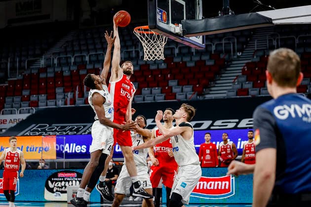 Mitte David Kravish (Brose Bamberg, 45) rechts 07 Kameron Taylor (Hamburg Towers) links 40 Zac Cuthbertson(Hamburg Towers) unten 11 Maik Kotsar (Hamburg Towers) Brose Bamberg - Hamburg Towers - easyCredit-BBL - Basketball Bundesliga - Basketball Saison 2020 21 - 26. Spieltag, 04.04.2021 Bamberg, Brose Arena Copyright: DanielxLöb