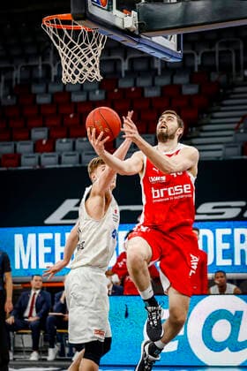 rechts David Kravish (Brose Bamberg, 45) Brose Bamberg - Hamburg Towers - easyCredit-BBL - Basketball Bundesliga - Basketball Saison 2020 21 - 26. Spieltag, 04.04.2021 Bamberg, Brose Arena Copyright: DanielxLöb