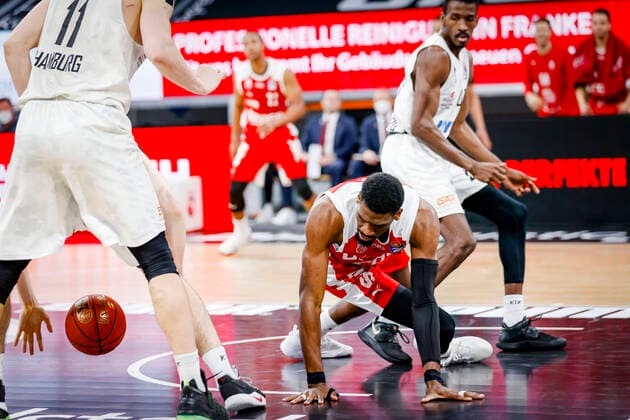 rechts unten Shevon Thompson (Brose Bamberg, 27) nach Ballverlust Brose Bamberg - Hamburg Towers - easyCredit-BBL - Basketball Bundesliga - Basketball Saison 2020 21 - 26. Spieltag, 04.04.2021 Bamberg, Brose Arena Copyright: DanielxLöb