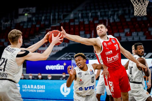 rechts Chase Fieler (Brose Bamberg, 20) links 21 Justus Hollatz (Hamburg Towers) Brose Bamberg - Hamburg Towers - easyCredit-BBL - Basketball Bundesliga - Basketball Saison 2020 21 - 26. Spieltag, 04.04.2021 Bamberg, Brose Arena Copyright: DanielxLöb