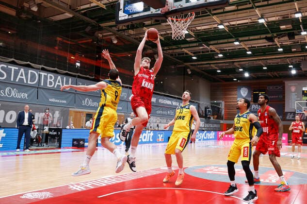 04.04.2021, Basketball, BBL 2020 2021, 26. Spieltag, s.Oliver Wuerzburg - EWE Baskets Oldenburg, GER, Wuerzburg, s.Oliver Arena, Bild: v. li. Karsten Tadda (EWE Baskets Oldenburg), Jonas Weitzel (s.Oliver Wuerzburg), Philipp Schwethelm (EWE Baskets Oldenburg), Phil Pressey (EWE Baskets Oldenburg) und Perry Jones III (s.Oliver Wuerzburg) Copyright: HMBxMedia xHeikoxBecker