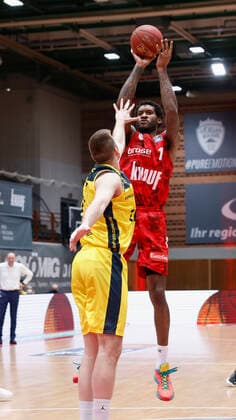 04.04.2021, Basketball, BBL 2020 2021, 26. Spieltag, s.Oliver Wuerzburg - EWE Baskets Oldenburg, GER, Wuerzburg, s.Oliver Arena, Bild: v. li. Robin Amaize (EWE Baskets Oldenburg, 21) und Perry Jones III (s.Oliver Wuerzburg) Copyright: HMBxMedia xHeikoxBecker