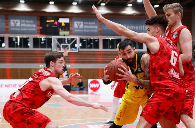 04.04.2021, Basketball, BBL 2020 2021, 26. Spieltag, s.Oliver Wuerzburg - EWE Baskets Oldenburg, GER, Wuerzburg, s.Oliver Arena, Bild: v. li. Nils Hassfurther (s.Oliver Wuerzburg), Martin Breuning (EWE Baskets Oldenburg), Joshua Obiesie (s.Oliver Wuerzburg) und Jonas Weitzel (s.Oliver Wuerzburg) Copyright: HMBxMedia xHeikoxBecker