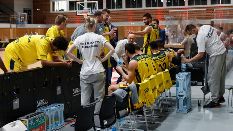 04.04.2021, Basketball, BBL 2020 2021, 26. Spieltag, s.Oliver Wuerzburg - EWE Baskets Oldenburg, GER, Wuerzburg, s.Oliver Arena, Bild: Auszeit mit Headcoach: Mladen Drijencic (EWE Baskets Oldenburg) Copyright: HMBxMedia xHeikoxBecker