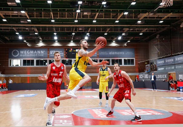 04.04.2021, Basketball, BBL 2020 2021, 26. Spieltag, s.Oliver Wuerzburg - EWE Baskets Oldenburg, GER, Wuerzburg, s.Oliver Arena, Bild: v. li. Jonas Weitzel (s.Oliver Wuerzburg), Keith Hornsby (EWE Baskets Oldenburg) und Florian Koch (s.Oliver Wuerzburg) Copyright: HMBxMedia xHeikoxBecker