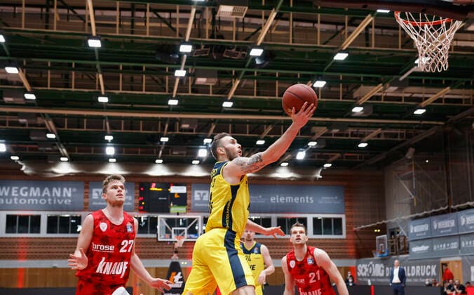 04.04.2021, Basketball, BBL 2020 2021, 26. Spieltag, s.Oliver Wuerzburg - EWE Baskets Oldenburg, GER, Wuerzburg, s.Oliver Arena, Bild: v. li. Jonas Weitzel (s.Oliver Wuerzburg), Keith Hornsby (EWE Baskets Oldenburg) und Florian Koch (s.Oliver Wuerzburg) Copyright: HMBxMedia xHeikoxBecker