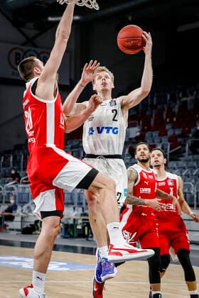 rechts 02 Jordan Swing (Hamburg Towers) links Chase Fieler (Brose Bamberg, 20) Brose Bamberg - Hamburg Towers - easyCredit-BBL - Basketball Bundesliga - Basketball Saison 2020 21 - 26. Spieltag, 04.04.2021 Bamberg, Brose Arena Copyright: DanielxLöb