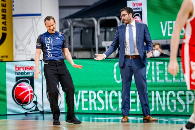 rechts Headcoach Pedro Calles (Hamburg Towers) Brose Bamberg - Hamburg Towers - easyCredit-BBL - Basketball Bundesliga - Basketball Saison 2020 21 - 26. Spieltag, 04.04.2021 Bamberg, Brose Arena Copyright: DanielxLöb