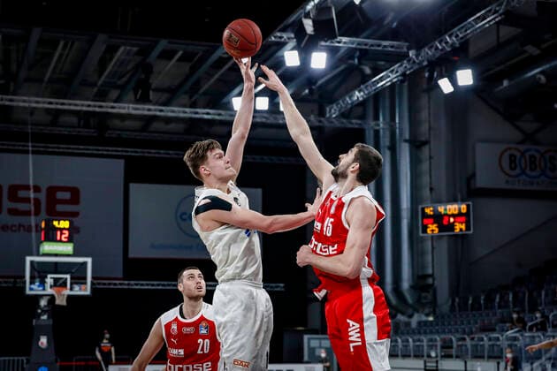 links 11 Maik Kotsar (Hamburg Towers) rechts David Kravish (Brose Bamberg, 45) Brose Bamberg - Hamburg Towers - easyCredit-BBL - Basketball Bundesliga - Basketball Saison 2020 21 - 26. Spieltag, 04.04.2021 Bamberg, Brose Arena Copyright: DanielxLöb