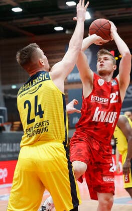 04.04.2021, Basketball, BBL 2020 2021, 26. Spieltag, s.Oliver Wuerzburg - EWE Baskets Oldenburg, GER, Wuerzburg, s.Oliver Arena, Bild: v. li. Rasid Mahalbasic (EWE Baskets Oldenburg) und Jonas Weitzel (s.Oliver Wuerzburg) Copyright: HMBxMedia xHeikoxBecker