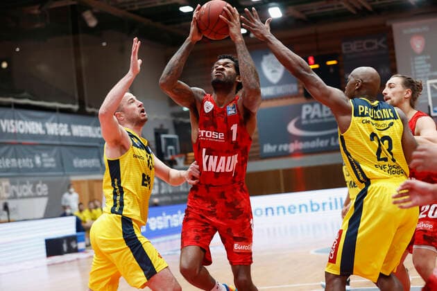 04.04.2021, Basketball, BBL 2020 2021, 26. Spieltag, s.Oliver Wuerzburg - EWE Baskets Oldenburg, GER, Wuerzburg, s.Oliver Arena, Bild: v. li. Rasid Mahalbasic (EWE Baskets Oldenburg), Perry Jones III (s.Oliver Wuerzburg), ew22 und Julian Albus (s.Oliver Wuerzburg) Copyright: HMBxMedia xHeikoxBecker