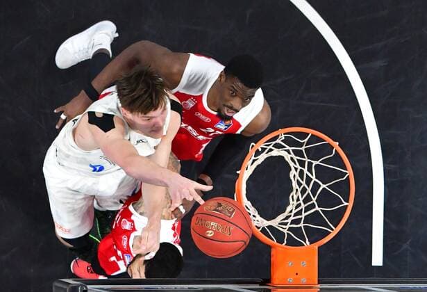 BAMBERG 04.04.2021 --- Basketball ---- easycredit 1. Basketball Bundesliga ---- 26. Spieltag: Brose Bamberg vs Hamburg Towers --- Maik Kotsar (11, Hamburg Towers) mit Korbleger gegen Shevon Thompson (27, Brose Bamberg) --- Foto: Hans-Martin Issler isslerimages ---- Brose Bamberg vs Hamburg Towers