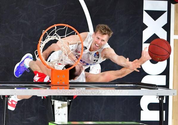 BAMBERG 04.04.2021 --- Basketball ---- easycredit 1. Basketball Bundesliga ---- 26. Spieltag: Brose Bamberg vs Hamburg Towers --- Jordan Swing (2, Hamburg Towers) mit Korbleger gegen Chase Fieler (20, Brose Bamberg) --- Foto: Hans-Martin Issler isslerimages ---- Brose Bamberg vs Hamburg Towers