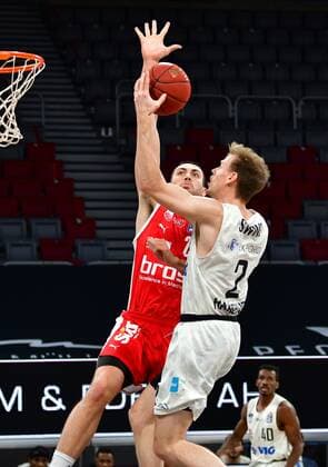 BAMBERG 04.04.2021 --- Basketball ---- easycredit 1. Basketball Bundesliga ---- 26. Spieltag: Brose Bamberg vs Hamburg Towers --- Jordan Swing (2, Hamburg Towers) mit Korbleger gegen Chase Fieler (20, Brose Bamberg) --- Foto: Hans-Martin Issler isslerimages ---- Brose Bamberg vs Hamburg Towers