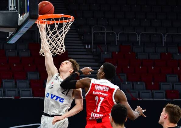 BAMBERG 04.04.2021 --- Basketball ---- easycredit 1. Basketball Bundesliga ---- 26. Spieltag: Brose Bamberg vs Hamburg Towers --- Justus Hollatz (21, Hamburg Towers) mit Korbleger gegen Shevon Thompson (27, Brose Bamberg) --- Foto: Hans-Martin Issler isslerimages ---- Brose Bamberg vs Hamburg Towers