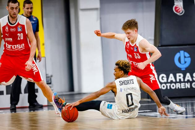 Mitte 00 T.J. Shorts (Hamburg Towers) rechts Bennet Hundt (Brose Bamberg, 33) links Chase Fieler (Brose Bamberg, 20) Brose Bamberg - Hamburg Towers - easyCredit-BBL - Basketball Bundesliga - Basketball Saison 2020 21 - 26. Spieltag, 04.04.2021 Bamberg, Brose Arena Copyright: DanielxLöb
