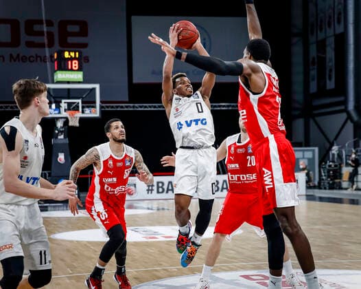 Mitte 00 T.J. Shorts (Hamburg Towers) rechts Shevon Thompson (Brose Bamberg, 27) links Tyler Larson (Brose Bamberg, 55) Brose Bamberg - Hamburg Towers - easyCredit-BBL - Basketball Bundesliga - Basketball Saison 2020 21 - 26. Spieltag, 04.04.2021 Bamberg, Brose Arena Copyright: DanielxLöb